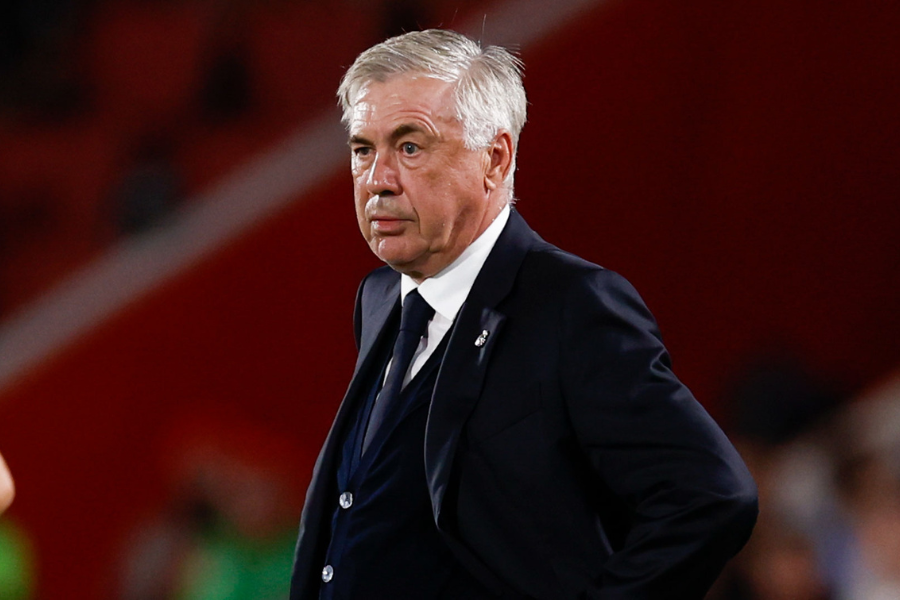 HLV Ancelotti không vui khi bị mất điểm ở vòng đầu tiên.