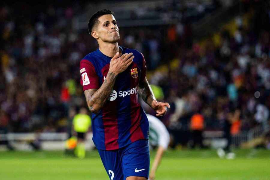 Cancelo không tiếp tục thi đấu cho Barca.