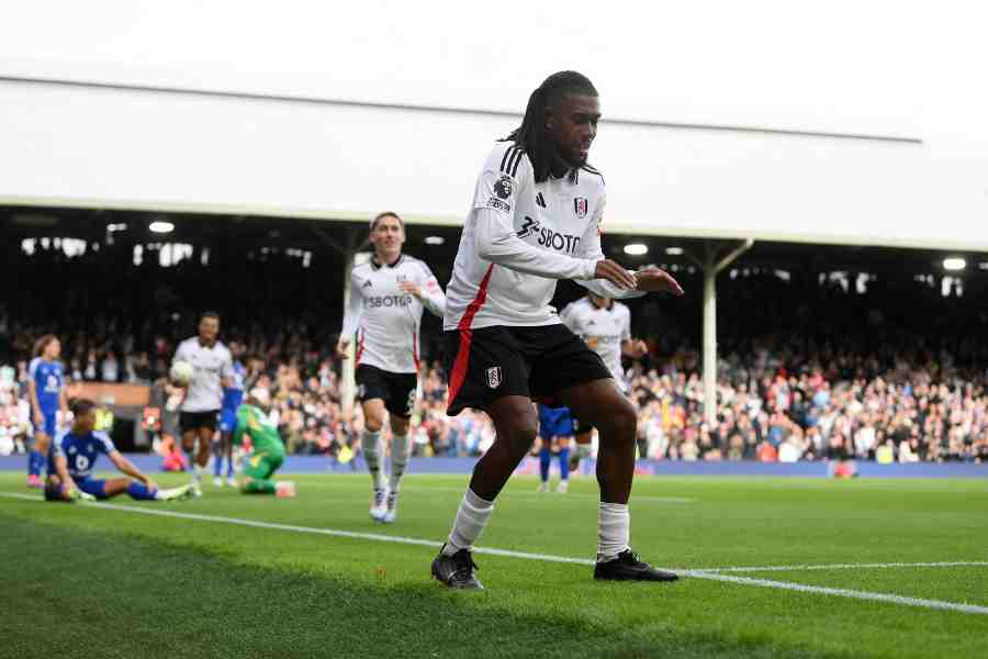 Iwobi sắm vai người hùng của Fulham.