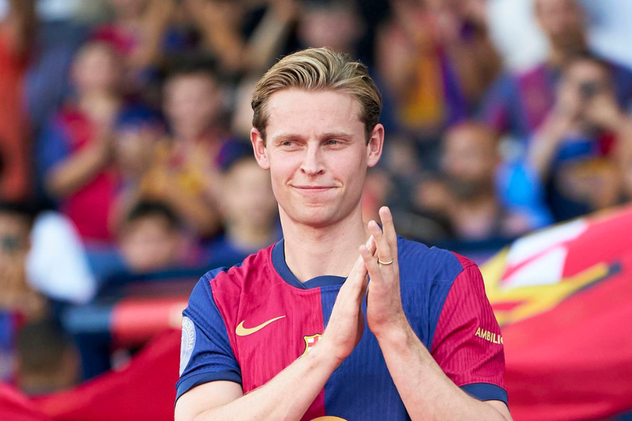 Barca nổi giận với De Jong