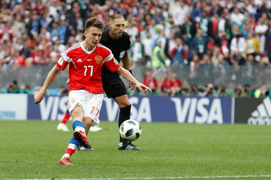 Golovin còn tứng gây sốt với những màn trình diễn ấn tượng tại World CUp 2018