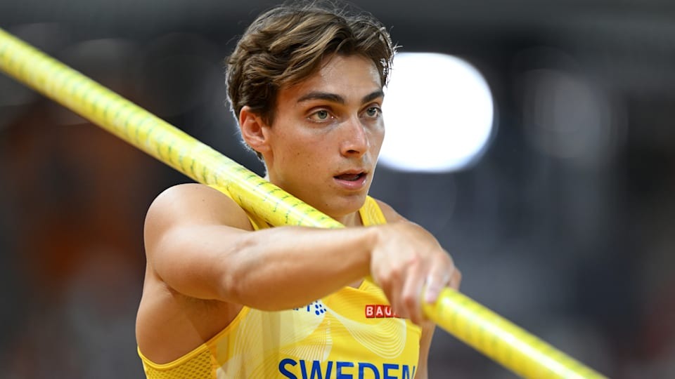 Armand Duplantis tự phá vỡ kỷ lục thế giới của chính mình cùng tấm HCV Olympic