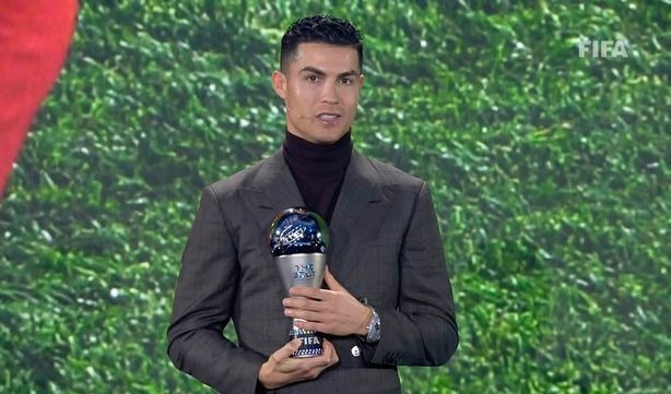 Ronaldo xuất hiện ở trụ sở FIFA để nhận giải "Đặc biệt", trong lễ trao The Best tại Zurich vào năm 2022