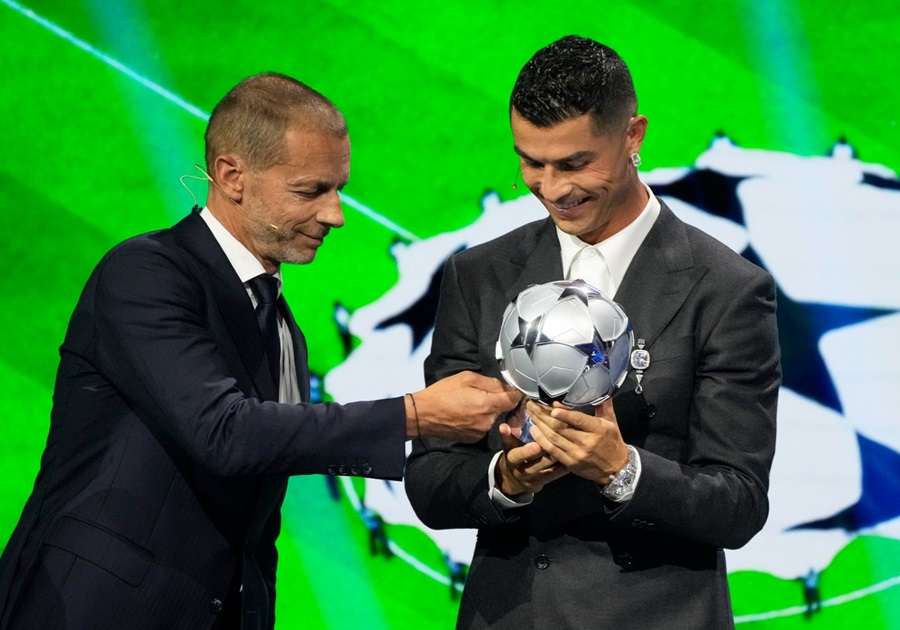 Ronaldo được trao danh hiệu cá nhân trước buổi lễ bốc thăm vòng bảng Champions League mùa 2024-2025 tại Monaco.