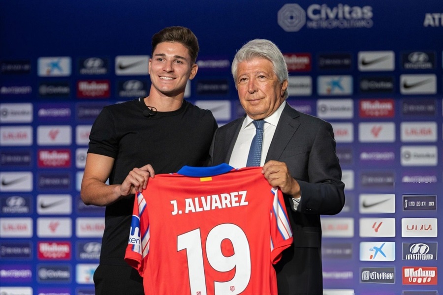 Atletico mang về bom tấn Julian Alvarez