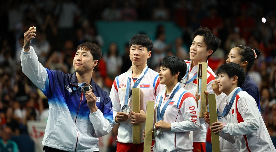 Khoảnh khắc ấn tượng Olympic 2024: VĐV Hàn Quốc và Triều Tiên selfie cùng nhau