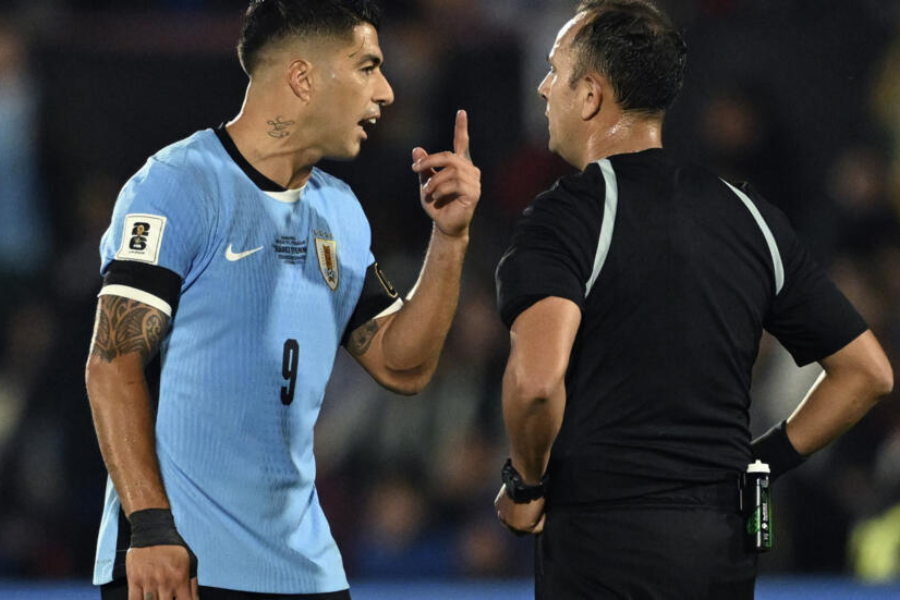 Suarez không thể đưa Uruguay đến chiến thắng.