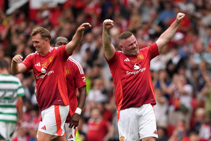 Rooney tỏa sáng với siêu phẩm đá phạt.