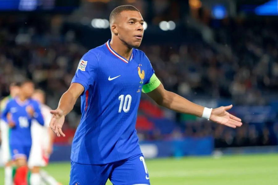 Mbappe chỉ vào sân từ ghế dự bị trước Bỉ.