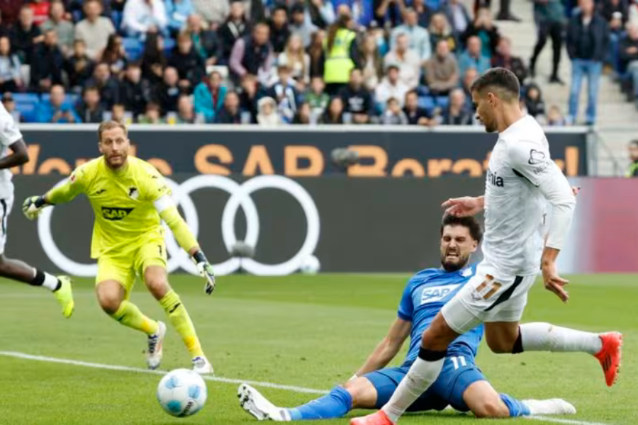 Leverkusen thi đấu thăng hoa trước Hoffenheim.