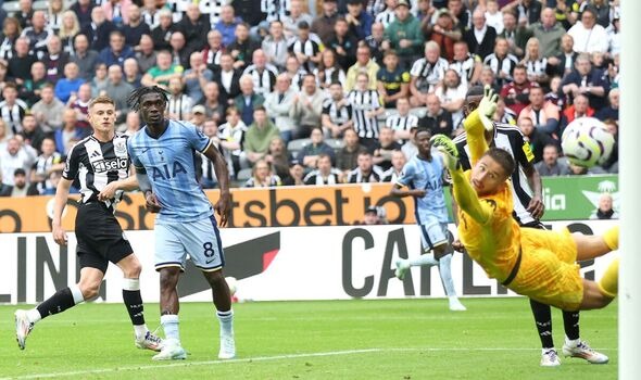 Newcastle xuất sắc vượt qua Tottenham khi các chân sút tận dụng tối đa các cơ hội