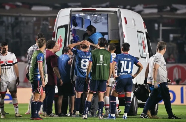 Xe cứu thương đưa Izquierdo ra khỏi sân trong trận đấu Copa Libertadores ở Sao Paulo,