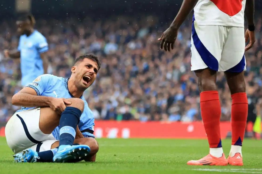 Rodri bị đau ở trận gặp Arsenal.