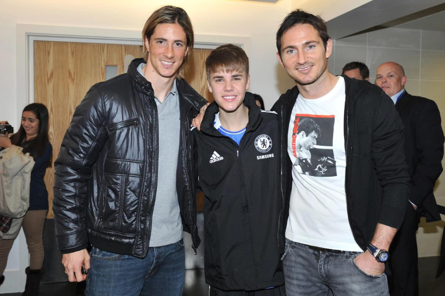 Justin Bieber chụp ảnh cùng Fernando Torres và Frank Lampard.