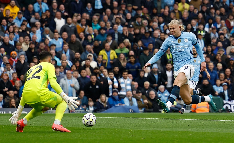 Haaland ghi bàn thứ 100 cho Man City