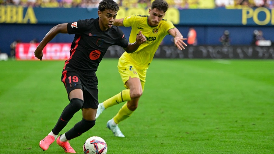 Các cầu thủ Villarreal bất lực trong việc theo kèm Yamal