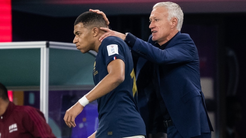 HLV Deschamps bảo vệ Kylian Mbappe trước chỉ trích