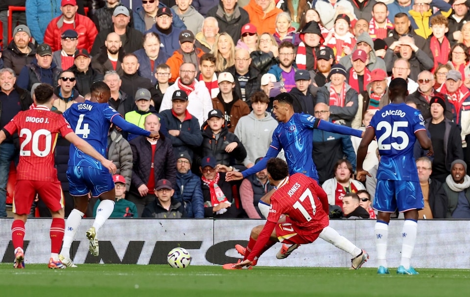 Curtis Jones phủ nhận ăn vạ kiếm penalty cho Liverpool