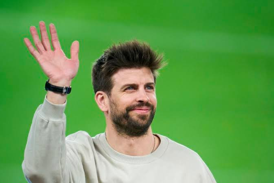 Pique châm chọc Real Madrid