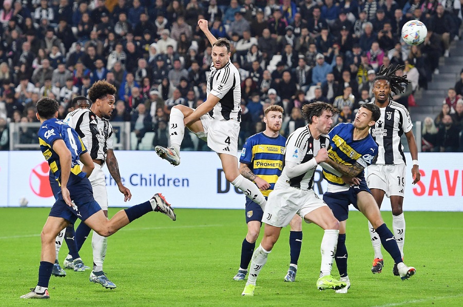 Juventus bất ngờ mất điểm trước Parma.