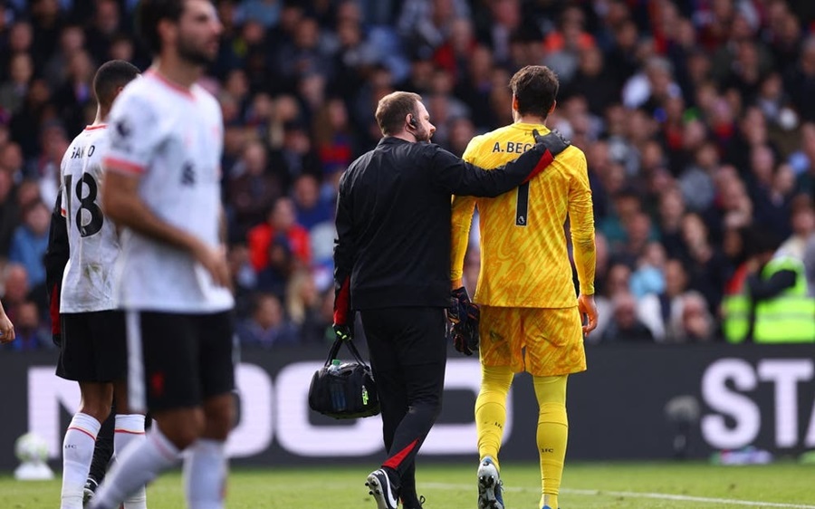 Allison Becker dính phải chấn thương trong chiến thắng trước Crystal Palace