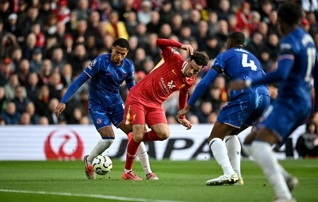 Pha bóng Curtis Jones mang về quả penalty cho Liverpool 