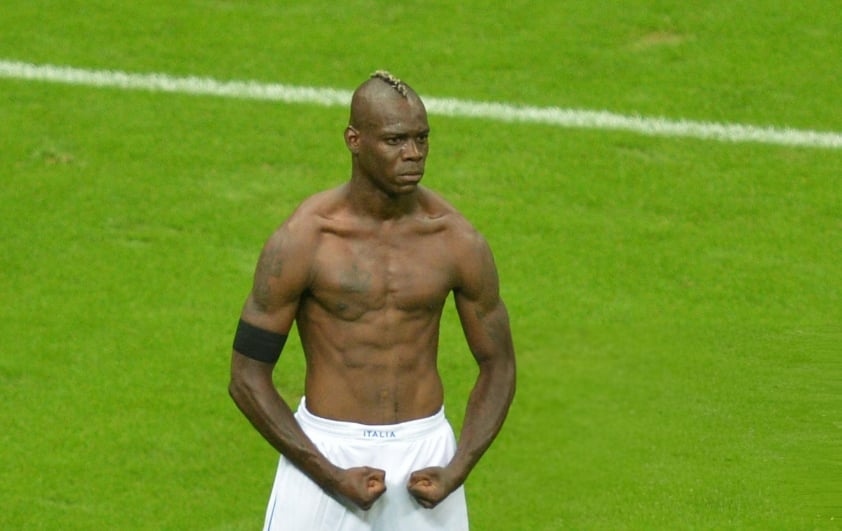 Pha ăn mừng nổi tiếng của Balotelli sau khi ghi bàn vào lưới ĐT Đức