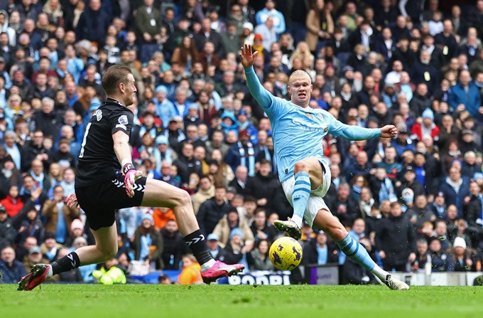 Haaland cũng đang dẫn đầu danh sách ghi bàn tại Premier League mùa này với 10 pha lập công