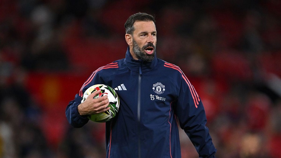 Van Nistelrooy làm HLV tạm quyền của MU