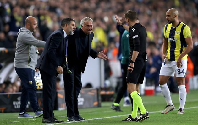 Jose Mourinho bị đuổi lên khán đài vì phản ứng thái quá.