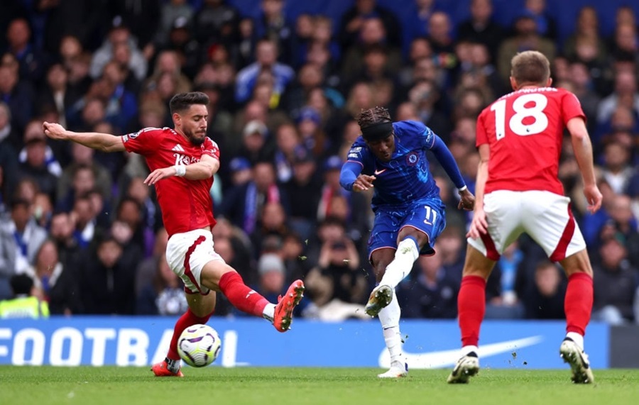 Madueke tung cú sút chìm gỡ hòa cho Chelsea