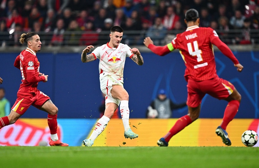 Sang hiệp hai, RB Leipzig liên tục tấn công tìm bàn gỡ