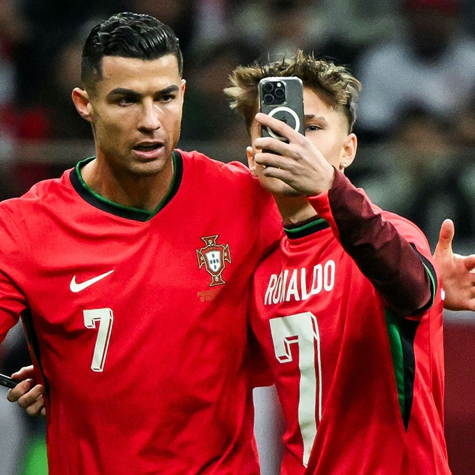 Ronaldo có hành động rất ý nghĩa trước tình cảm của fan