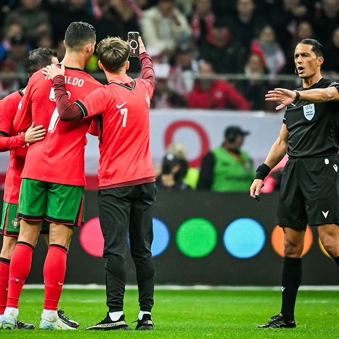 Ronaldo luôn sẵn lòng chụp hình với fan