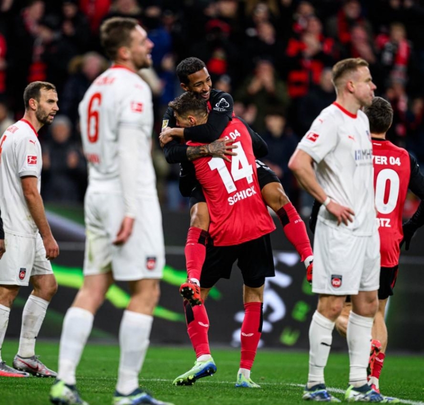 Patrik Schick lập hattrick, giúp Leverkusen ngược dòng thành công.