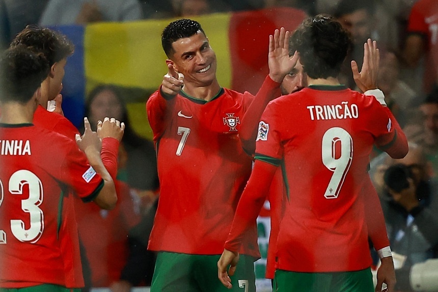 Ronaldo – Bruno rực sáng, Bồ Đào Nha hủy diệt Ba Lan