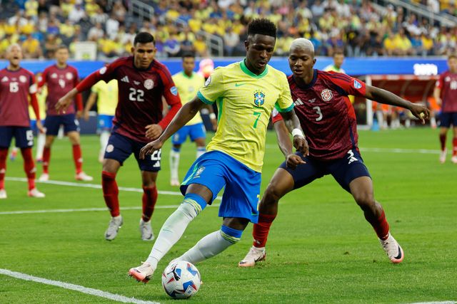 Vinicius thành tâm điểm chỉ trích khi khiến Brazil mất điểm