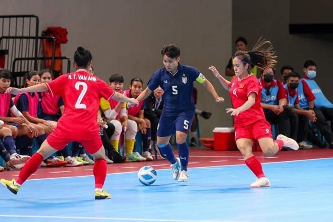 Tuyển futsal nữ Việt Nam (áo đỏ) nhận thất bại 0-3 trước tuyển futsal nữ Thái Lan ở lượt cuối vòng bảng giải Đông Nam Á 2024