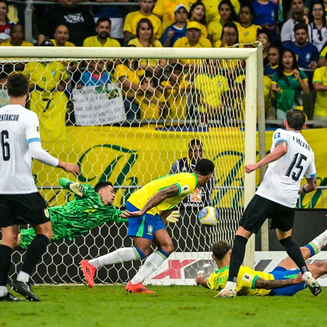 Brazil chia điểm đầy kịch tính trước Uruguay.