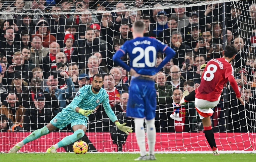 Bruno Fernandes mở tỉ số trên chấm phạt đền cho Man Utd.