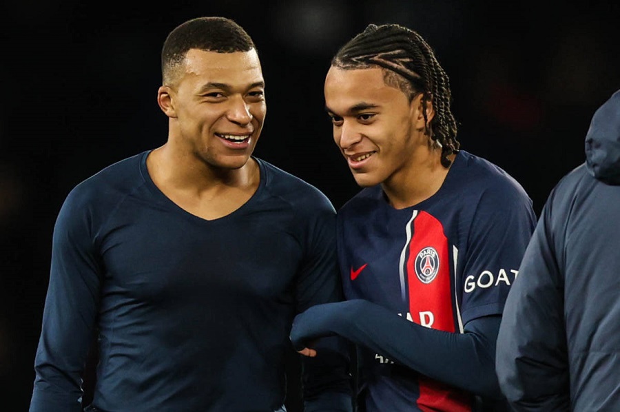 Căng thẳng với PSG bùng nổ khi Mbappe thấy em trai khóc