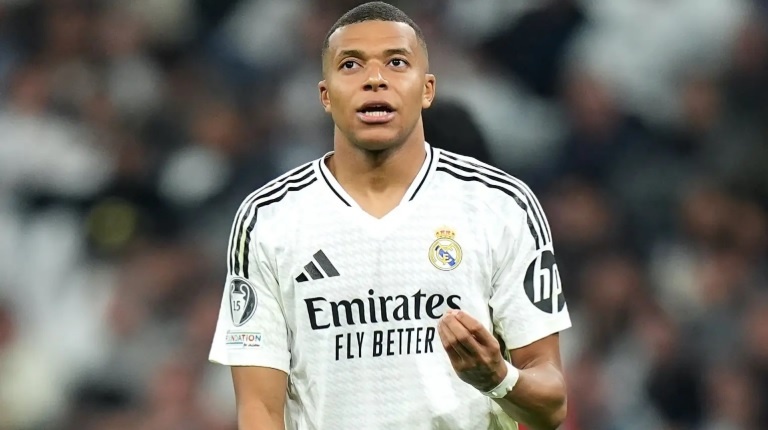 Mbappe chia tay không êm đẹp với PSG.