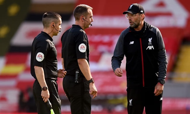 Klopp (phải) trao đổi với David Coote (giữa) sau trận hòa 1-1 của Liverpool với Burnley năm 2020