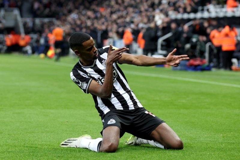 Newcastle cập nhật tình hình của Isak và Gordon trước trận gặp Arsenal.