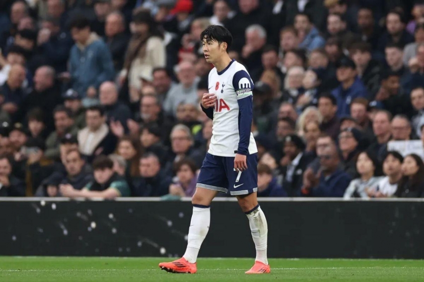 Son Heung-min đã rất bất ngờ khi vừa kiến tạo đã bị thay ra sân.