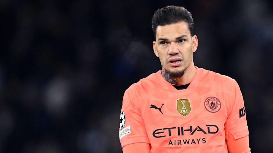 Sự xuất hiện của Ederson tạo ra nhiều tranh cãi.