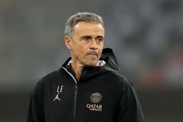 Luis Enrique đang đối mặt với cơn sóng ngầm ở PSG.